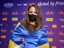 Schreckmoment in Wien: Schwedische ESC-Sängerin Felicia kippt bei Probe um